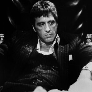 BRAP100 - 1727884 Photo noir et blanc d'Al Pacino (Tony Montana) assis pensivement en smoking à un bureau luxueux dans Scarface, main sur le menton.