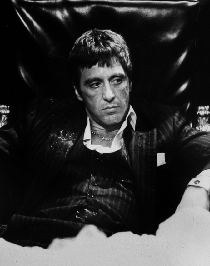 BRAP100 - 1727884 Photo noir et blanc d'Al Pacino (Tony Montana) assis pensivement en smoking à un bureau luxueux dans Scarface, main sur le menton.