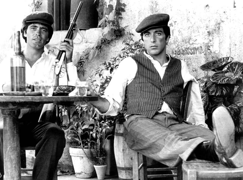 BRAP104 - 2028203-gigapixel-low_res-scale-4_00x Portrait sombre et intense d'Al Pacino dans le rôle de Michael Corleone dans le film Le Parrain, portant un costume cravate, regardant hors champ.