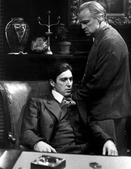 Affiche Cinéma, Le Parrain, The Godfather, Marlon Brando, Al Pacino, Vito Corleone, Michael Corleone, Famille, Mafia, Héritage, Noir et Blanc, Bureau, Luxe, Francis Ford Coppola, Duo Culte