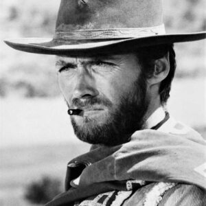 Affiche Eastwood Regard Acier : Gros plan en noir et blanc du visage de Clint Eastwood portant un chapeau de cowboy et un cigare aux lèvres, expression intense.