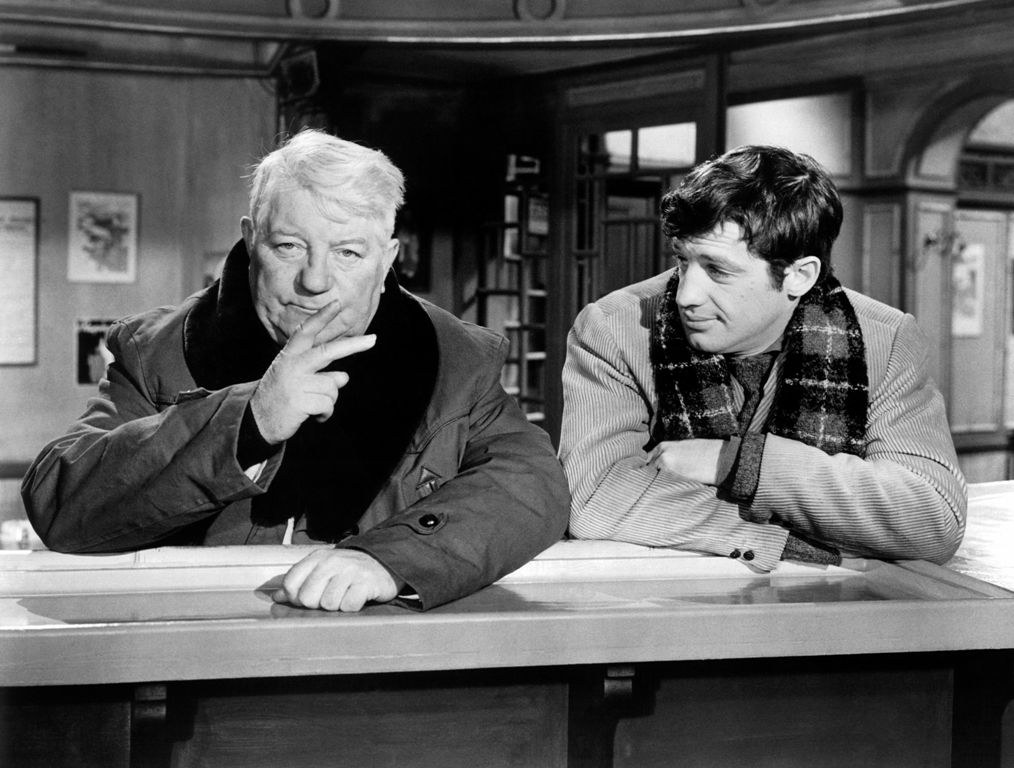 JPB72 Affiche Gabin-Belmondo Comptoir en noir et blanc tirée du film Un Singe en Hiver, avec Jean Gabin et Jean-Paul Belmondo attablés dans un bar