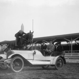 Affiche de Ralph Coffin sautant à cheval au dessus d’une Rolls Royce en 1916