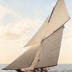 Photographie historique colorisée montrant un majestueux voilier de régate classique, toutes voiles dehors (portant le numéro 8), naviguant sur l'océan.