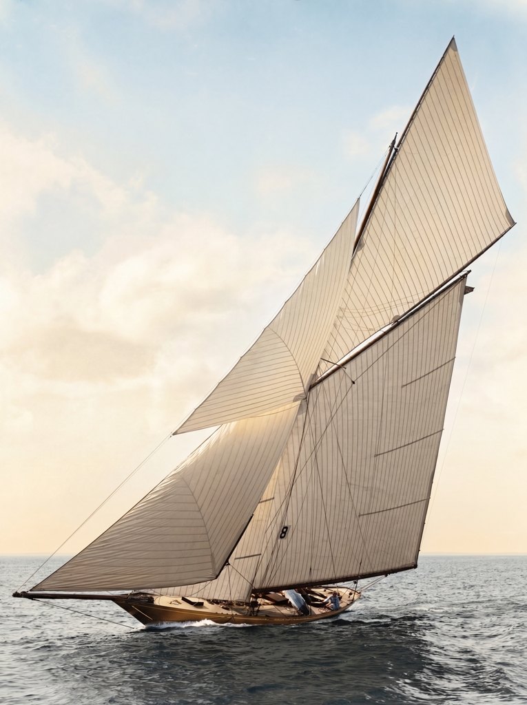 La Régate Classique : Voilier de Légende | Fuzars Photographie historique colorisée montrant un majestueux voilier de régate classique, toutes voiles dehors (portant le numéro 8), naviguant sur l'océan.