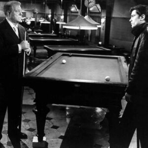 Affiche Gabin Delon en noir et blanc : Jean Gabin en costume tient une queue de billard face à Alain Delon en blouson de cuir dans une salle de jeux.