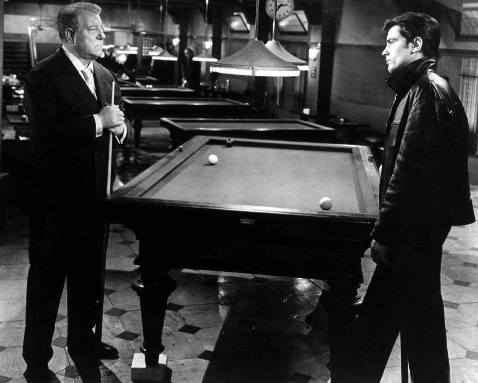 BRADEL103 - 1780775 Affiche Gabin Delon en noir et blanc : Jean Gabin en costume tient une queue de billard face à Alain Delon en blouson de cuir dans une salle de jeux.