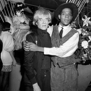 Affiche Warhol Basquiat Vintage : photographie en noir et blanc de 1985 montrant Andy Warhol et Jean-Michel Basquiat posant ensemble lors d'une soirée, capturant l'effervescence de la scène artistique new-yorkaise.