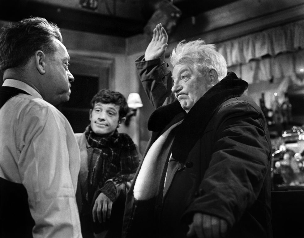 BRJG107 - 1780793 Affiche Gabin Belmondo en noir et blanc : Jean Gabin fait un salut militaire solennel au bar tandis que Jean-Paul Belmondo sourit en arrière-plan.