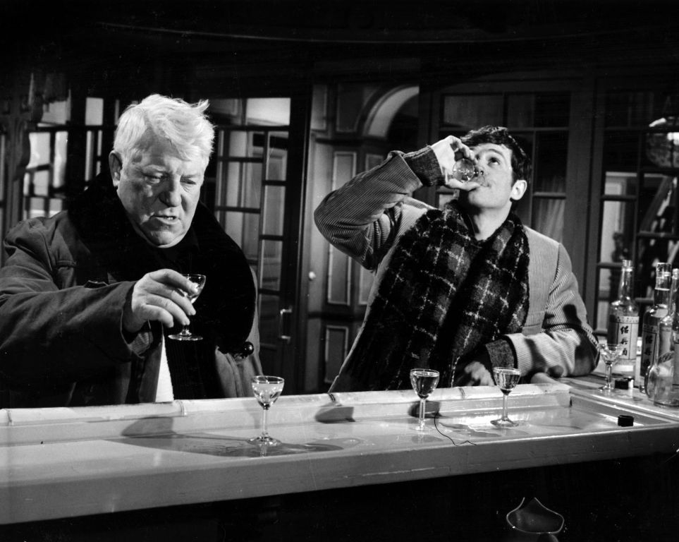 BRJG108 - 1780879 Affiche en noir et blanc du film Un Singe en Hiver avec Jean Gabin et Jean-Paul Belmondo au comptoir d’un bar