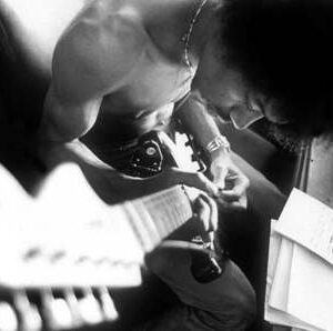 Affiche de Jimi Hendrix jouant dans sa loge en 1967