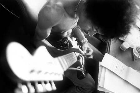 Affiche de Jimi Hendrix jouant dans sa loge en 1967