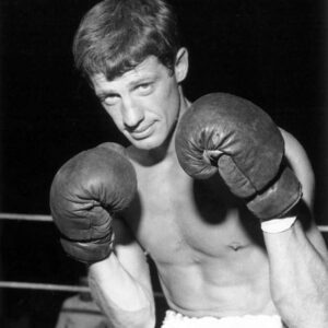 BRJPB101 - 1643492 Affiche de Jean(Paul Belmondo en short de boxe avec des gants de boxe, prenant la pose sur un ring