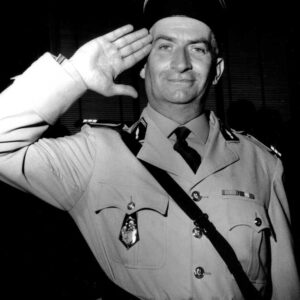 Affiche de Louis de funès en gendarme effectuant le salut.