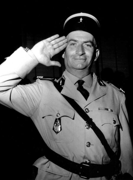 Affiche de Louis de funès en gendarme effectuant le salut.
