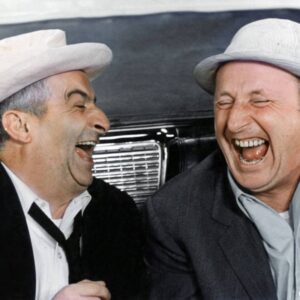Affiche De Funès-Bourvil en couleur tirée du film Le Corniaud, les deux acteurs riant ensemble dans une voiture