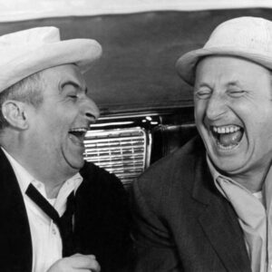 BRLDF112NB - 1700472 Affiche vintage en noir et blanc du film Le Corniaud avec Louis de Funès et Bourvil riant aux éclats dans une voiture