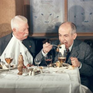 Affiche couleur de Gabin et De funès attablés côte a côte au restaurant dans le film Le Tatoué