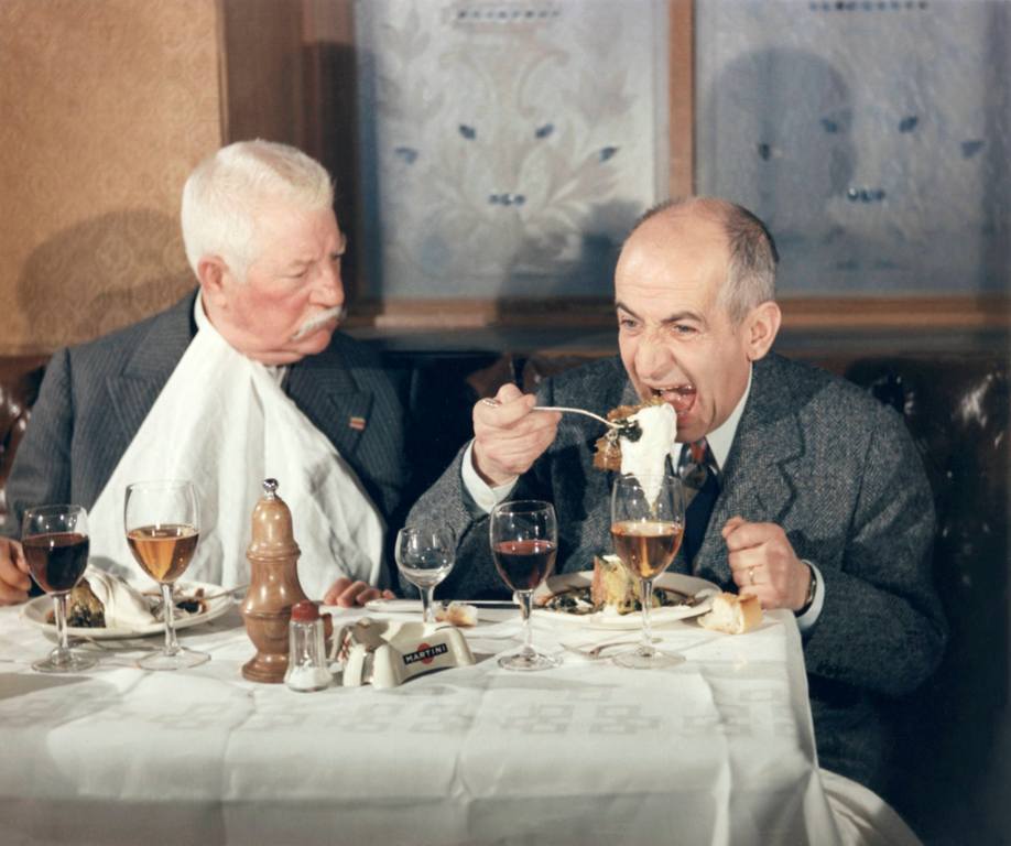 BRLDF118 - 1780831 Affiche couleur de Gabin et De funès attablés côte a côte au restaurant dans le film Le Tatoué