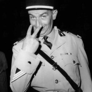 Affiche de Louis de Funès en uniforme de gendarme (Cruchot) faisant un geste avec ses doigts selon lequel il vous a à l'oeil
