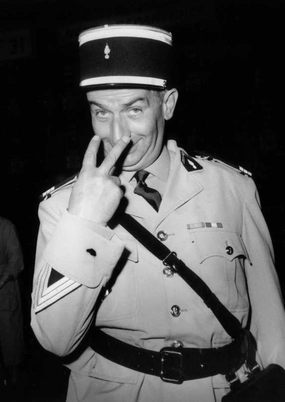 BRLDF153 - 1656834 Affiche de Louis de Funès en uniforme de gendarme (Cruchot) faisant un geste avec ses doigts selon lequel il vous a à l'oeil