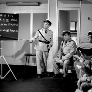 BRLDF159NB 2560678 Affiche en noir et blanc du film Le Gendarme à New York avec Louis de Funès donnant une leçon d’anglais à ses collègues gendarmes