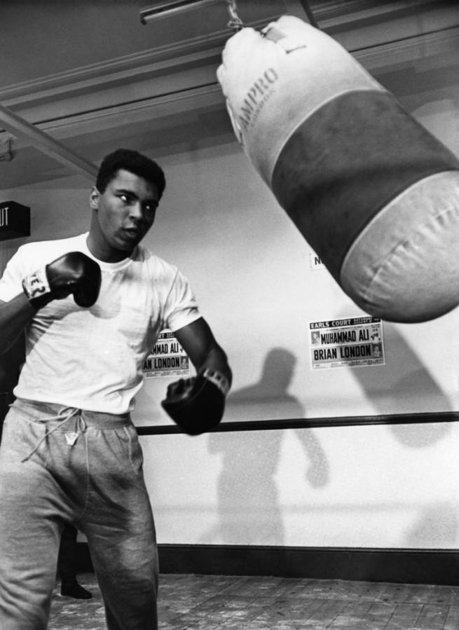 BRMALI100 - 1653104 Affiche Mohamed Ali : photographie vintage en noir et blanc de Mohamed Ali s'entraînant avec un sac de frappe en 1966 à Londres.