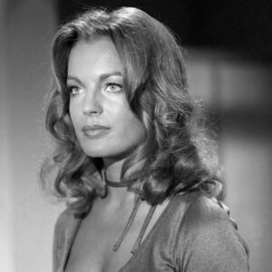 affiche noir et blanc portrait de romy schneider cheveux ondulés qui regarde vers la gauche