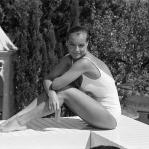 Affiche Romy Schneider en maillot de bain assise au bord d'une piscine, portrait en noir et blanc tiré du film la piscine