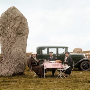 Affiche Carnac 1930 : Menhirs & Élégance Bretonne (Colorisée) | Fuzars Photo colorisée des alignements de menhirs de Carnac en Bretagne vers 1930. Un groupe de personnes pose près des mégalithes et d'un panneau "PROPRIÉTÉ DE L'ÉTAT".