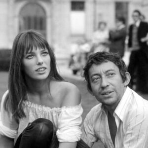 Portrait noir et blanc en gros plan de Jane Birkin et Serge Gainsbourg en 1969, Jane à l'épaule dénudée.