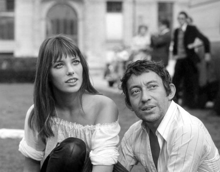 BRSGA16NB - 1653305 Portrait noir et blanc en gros plan de Jane Birkin et Serge Gainsbourg en 1969, Jane à l'épaule dénudée.