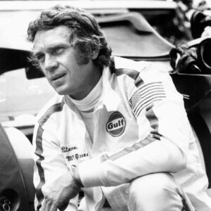 BRSMACQ124 -2708080 Affiche McQueen Le Mans en noir et blanc : l'acteur Steve McQueen pose en combinaison de course Gulf avec un regard intense.