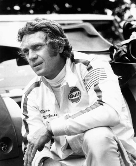 Affiche McQueen Le Mans en noir et blanc : l'acteur Steve McQueen pose en combinaison de course Gulf avec un regard intense.