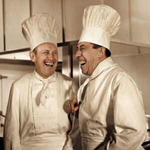 FER20COU Affiche Bourvil Fernandel montrant les deux acteurs déguisés en cuisiniers avec des toques, en train de rire aux éclats.