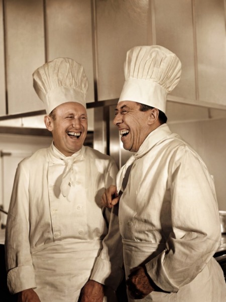 Affiche Bourvil Fernandel montrant les deux acteurs déguisés en cuisiniers avec des toques, en train de rire aux éclats.