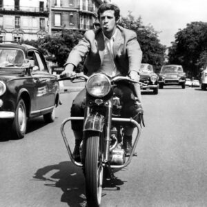 JPB28 - Belmondo, Jean-Paul (That Man From Rio)_01 Affiche de Belmondo dans l'Homme de Rio circulant sur une moto Triumph dans les rues de Paris