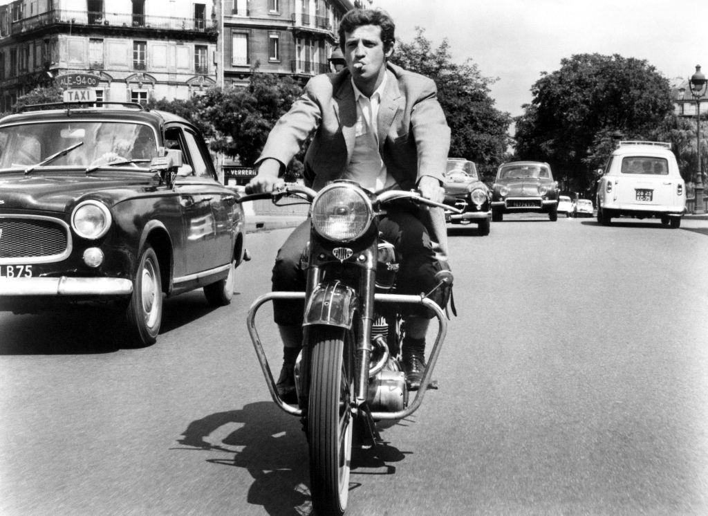 JPB28 - Belmondo, Jean-Paul (That Man From Rio)_01 Affiche de Belmondo dans l'Homme de Rio circulant sur une moto Triumph dans les rues de Paris