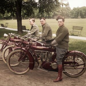 Portrait de trois hommes sur des motos Indian d'époque dans un parc public, 1915.