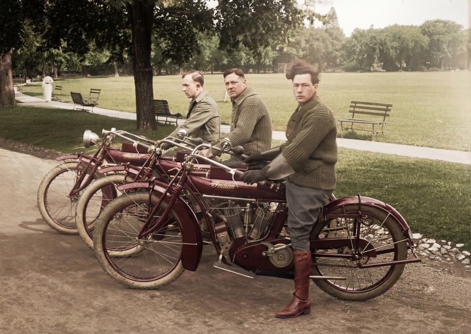 Portrait de trois hommes sur des motos Indian d'époque dans un parc public, 1915.