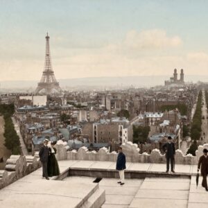 Vue panoramique colorisée de Paris en 1900 depuis un toit. On aperçoit la Tour Eiffel, l'ancien Trocadéro et des Parisiens en costumes d'époque (hauts-de-forme et robes longues).