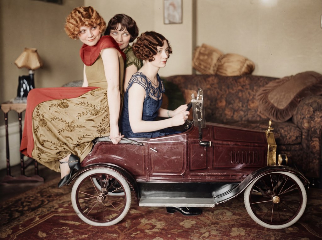 Affiche de jeunes femmes à bord d’une voiturette dans les années 1920