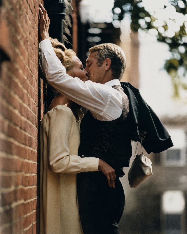 Photographie de Steve McQueen et Faye Dunaway Photographie noir et blanc de Steve McQueen et Faye Dunaway s'embrassant passionnément contre un mur de briques, scène du film L'Affaire Thomas Crown.