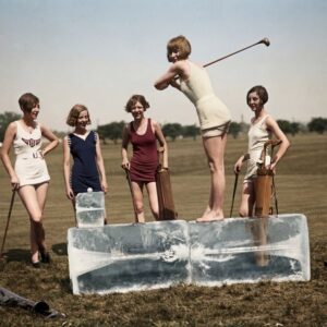 Photographie historique colorisée montrant cinq jeunes femmes en maillots de bain vintage sur un golf. L'une d'elles prépare son swing debout sur d'énormes blocs de glace.