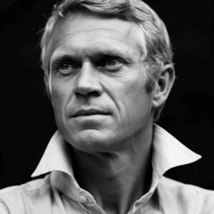 photo noir et blanc : portrait de Steve Mcqueen avec un col de chemise relevé