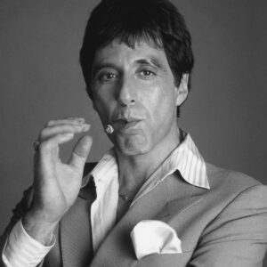 Affiche Scarface Al Pacino : photographie d'art en noir et blanc de 1983 montrant Al Pacino dans le rôle de Tony Montana, avec un costume élégant, un cigare aux lèvres et une pochette blanche.