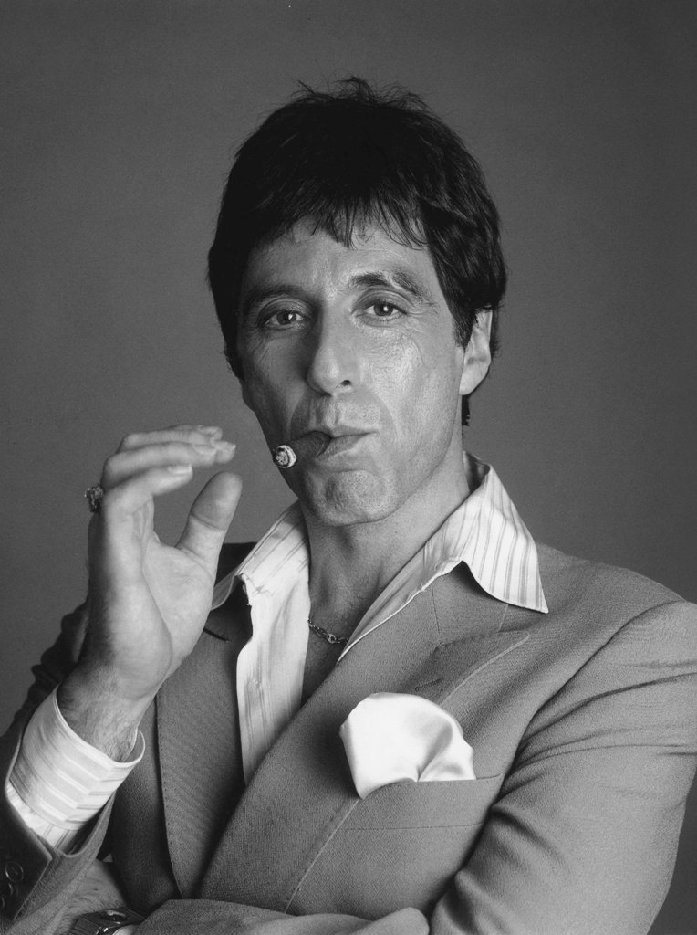 Affiche Scarface Al Pacino : photographie d'art en noir et blanc de 1983 montrant Al Pacino dans le rôle de Tony Montana, avec un costume élégant, un cigare aux lèvres et une pochette blanche.