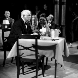 Affiche Jean Gabin Du rififi à Paname : photographie d'art en noir et blanc de 1966 montrant Jean Gabin en smoking assis à table avec un bulldog dans un cabaret parisien.