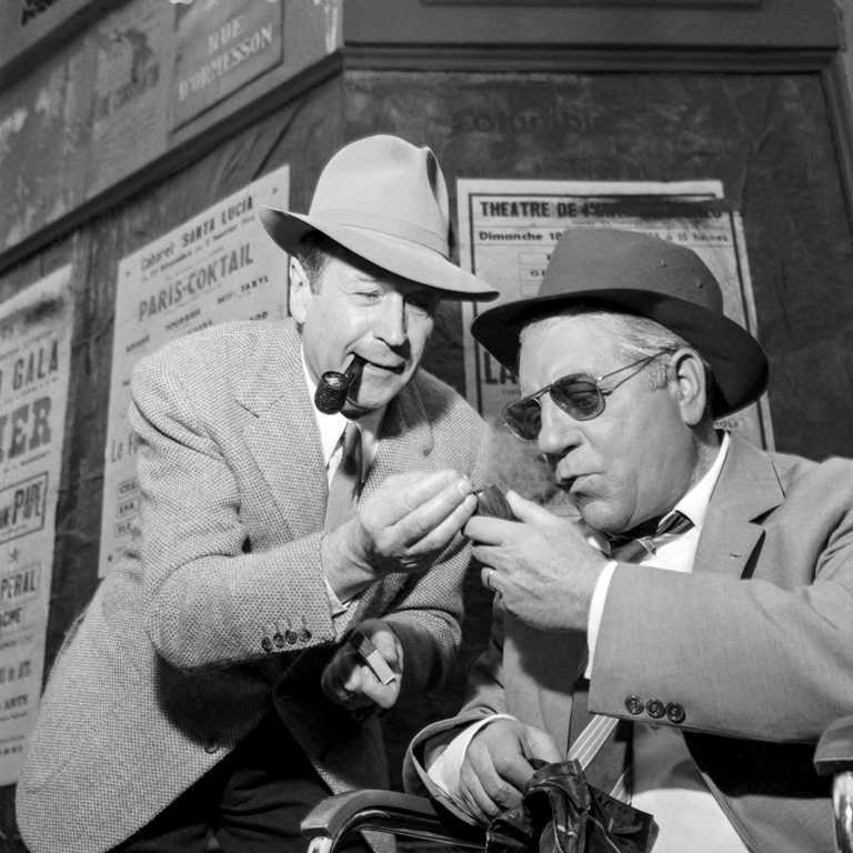 BRJG117 - 2679263 Affiche Jean Gabin Maigret : photographie d'art en noir et blanc de 1957 montrant l'acteur Jean Gabin et l'écrivain Georges Simenon sur le tournage du film Maigret tend un piège.