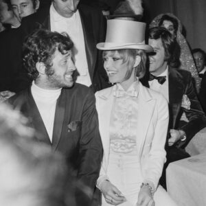 BRJPB119 - 2681395 Affiche Belmondo Bardot 1970 : photographie d'art en noir et blanc montrant Jean-Paul Belmondo et Brigitte Bardot en tenue de soirée lors d'un gala prestigieux en 1970.